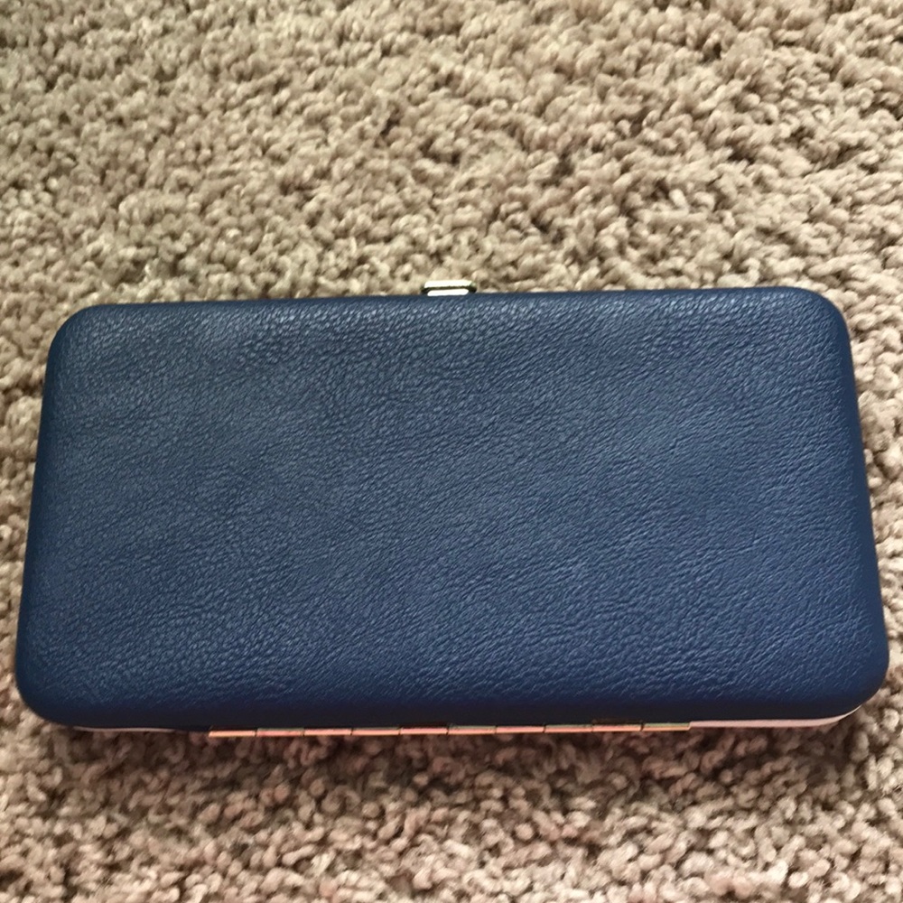 Guess Wallet - Picture 2 of 3